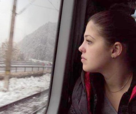 Tânăra care a obţinut daune de 1 milion de la CNADR după ce a rămas fără o mână a renunţat să mai ceară şi bani de proteze